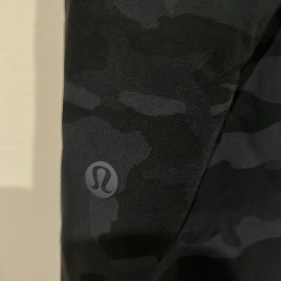Lululemon blk camo pant w/ side pockets sz 6 25” inseam - Picture 6 of 7
